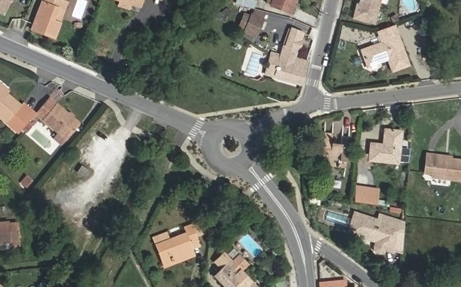 Vue aérienne du Rond-point anonyme n°608096294
