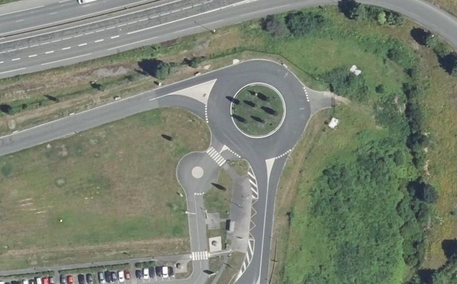 Vue aérienne du Rond-point anonyme n°608144486