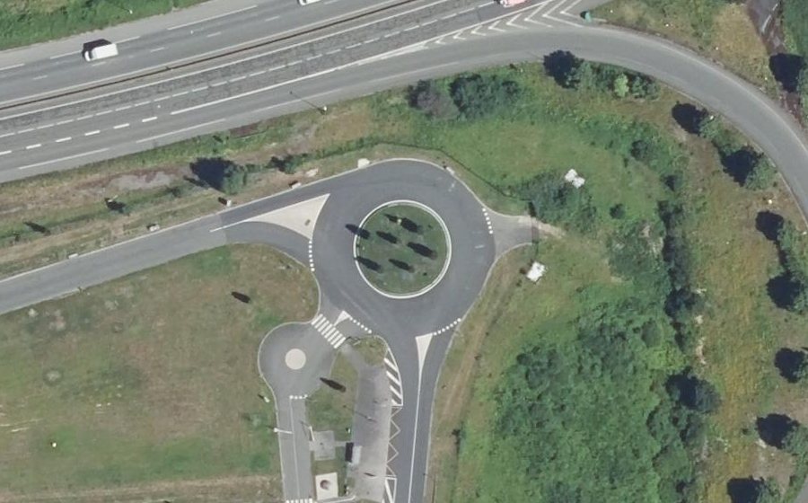 Vue aérienne du Rond-point anonyme n°608144488