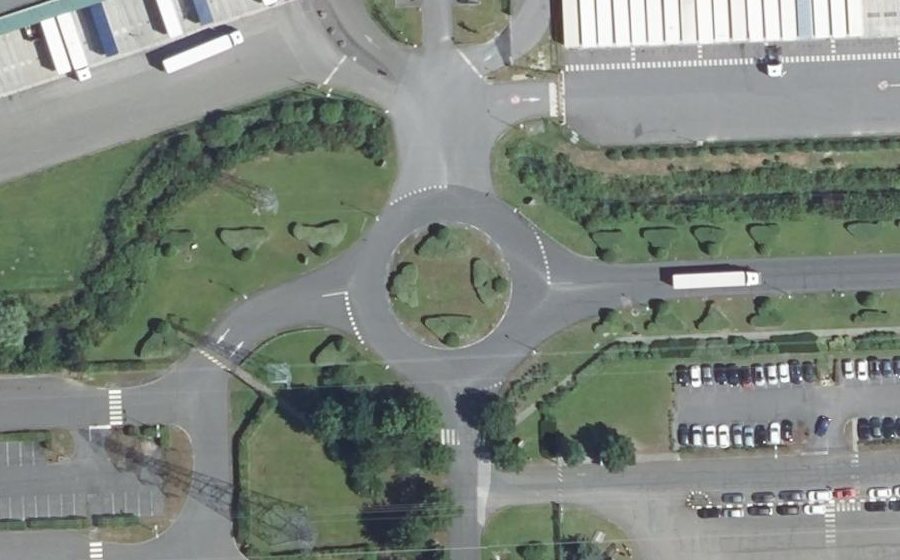 Vue aérienne du Rond-point anonyme n°608144506