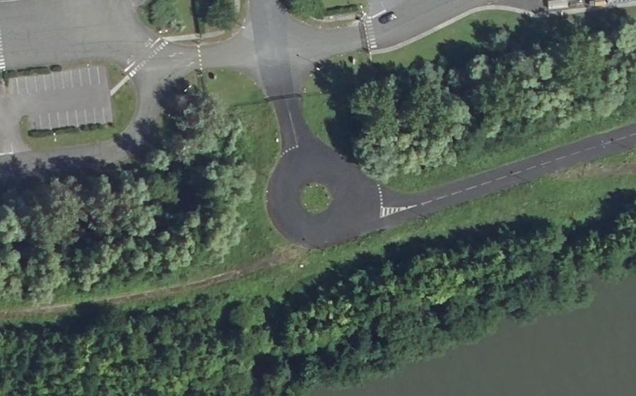 Vue aérienne du Rond-point anonyme n°608144508