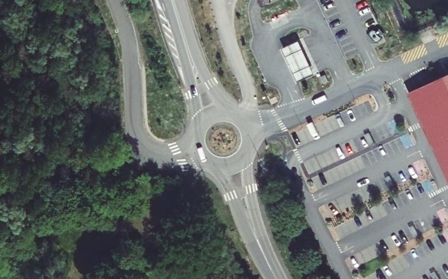 Vue aérienne du Rond-point anonyme n°60840072
