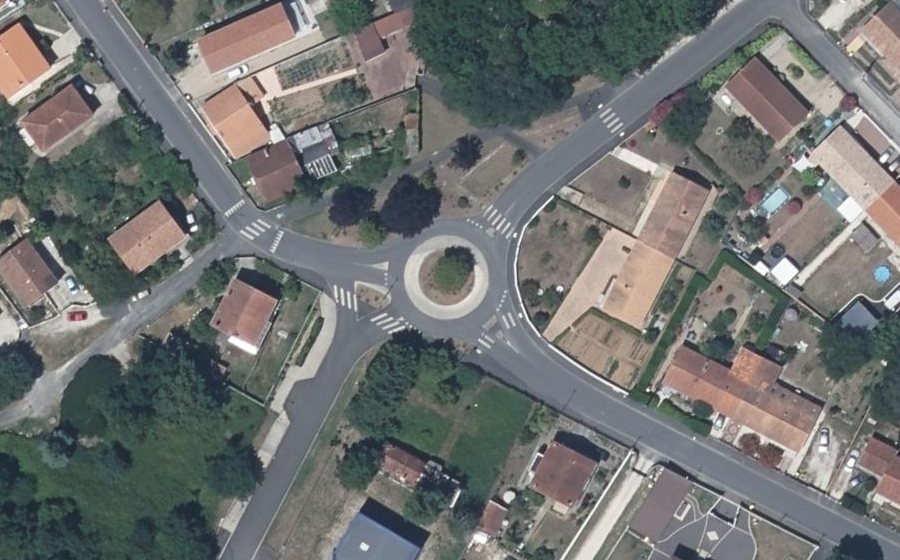 Vue aérienne du Rond-point anonyme n°608428306