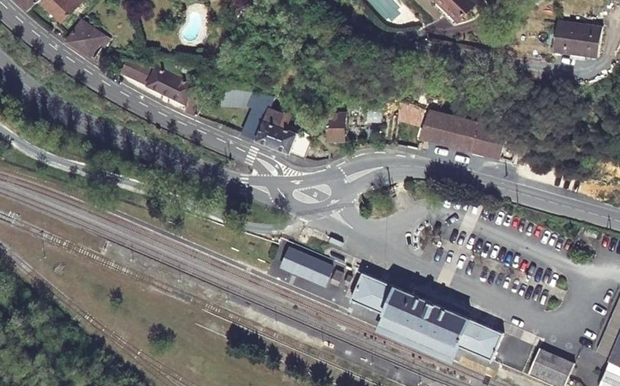 Vue aérienne du Rond-point anonyme n°608434684