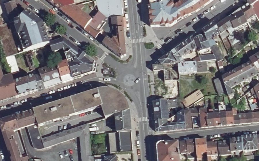 Vue aérienne du Rond-point anonyme n°608663127