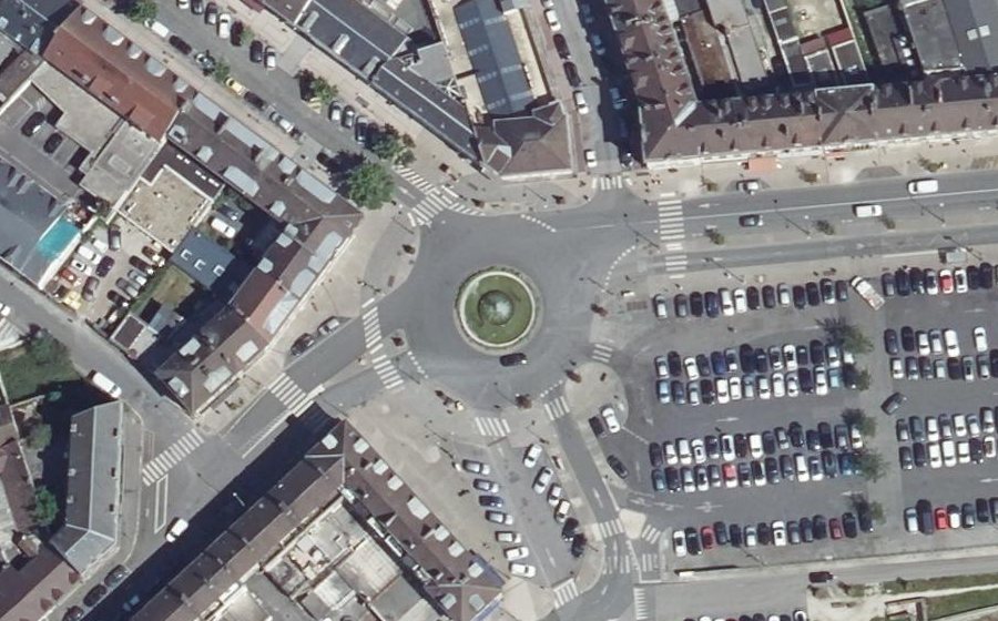 Vue aérienne du Rond-point anonyme n°608688307