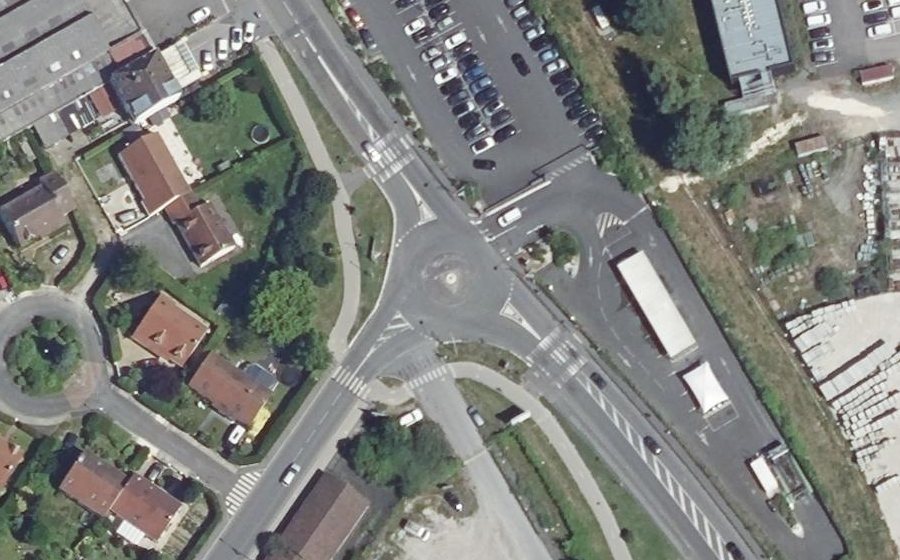 Vue aérienne du Rond-point anonyme n°608694303