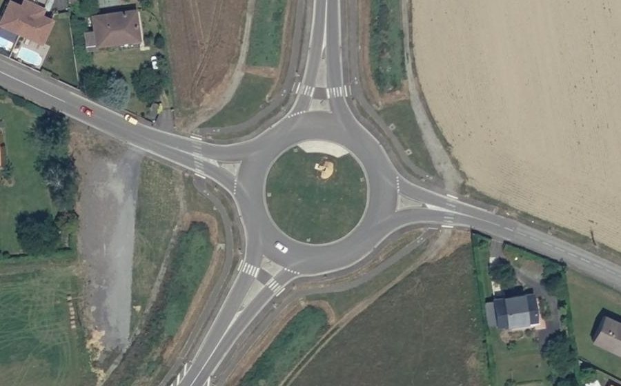 Vue aérienne du Rond-point anonyme n°608730095