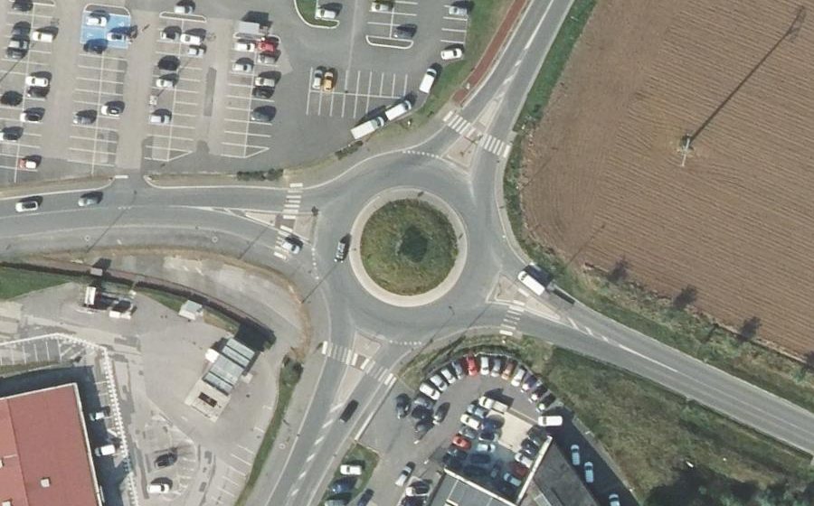 Vue aérienne du Rond-point anonyme n°608863711