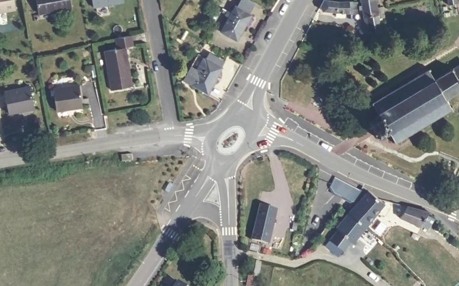 Vue aérienne du Rond-point anonyme n°608926568