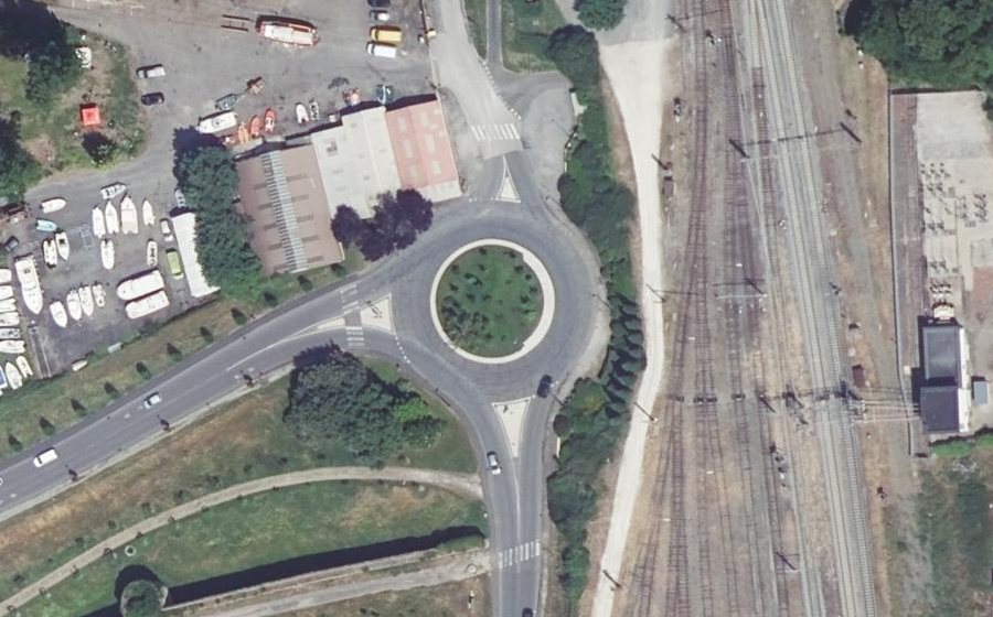 Vue aérienne du Rond-point anonyme n°60897229