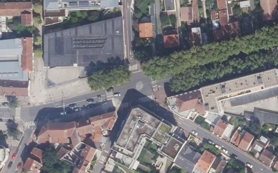 Vue aérienne du Rond-point anonyme n°608990160