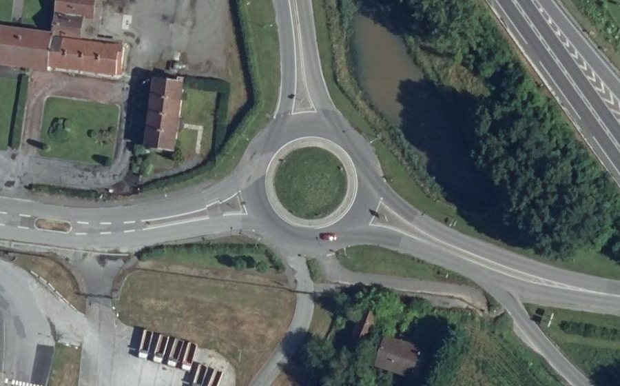 Vue aérienne du Rond-point anonyme n°60928900