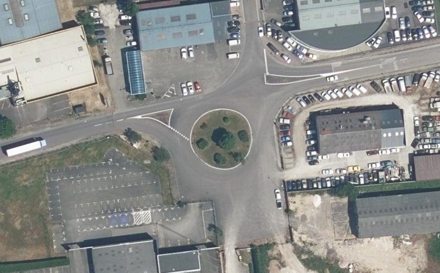 Vue aérienne du Rond-point anonyme n°60960135