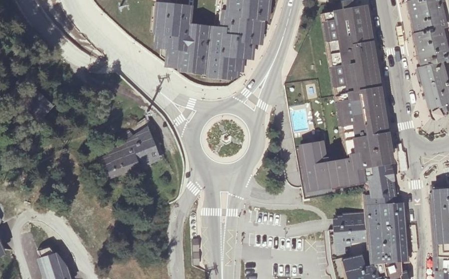 Vue aérienne du Rond-point anonyme n°609755010