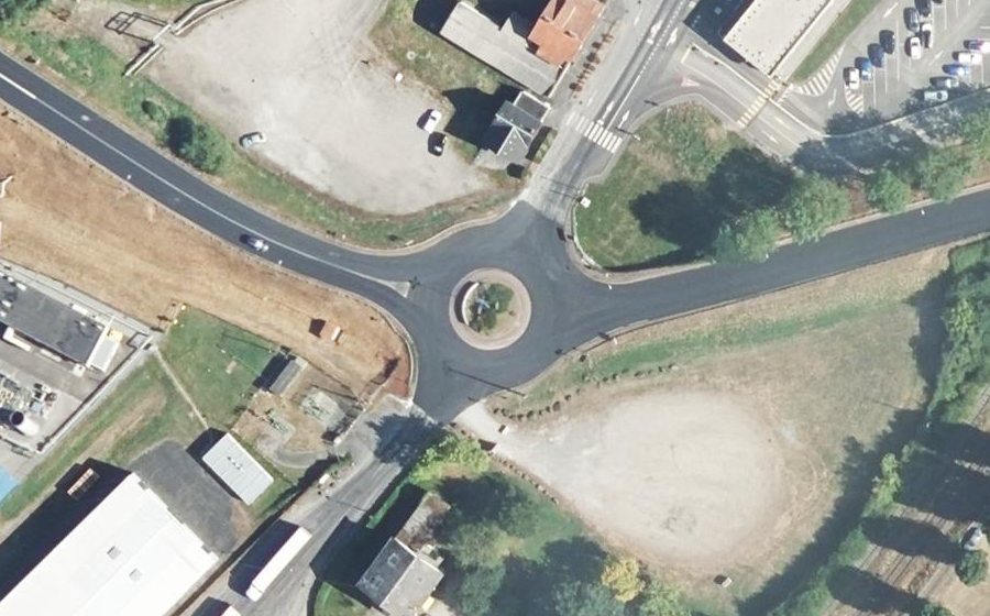 Vue aérienne du Rond-point anonyme n°60990730