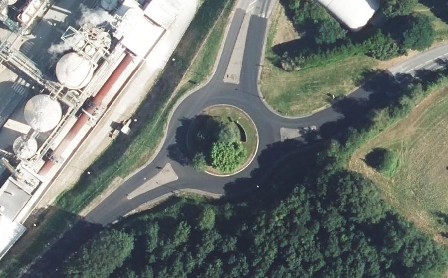 Vue aérienne du Rond-point anonyme n°60990733