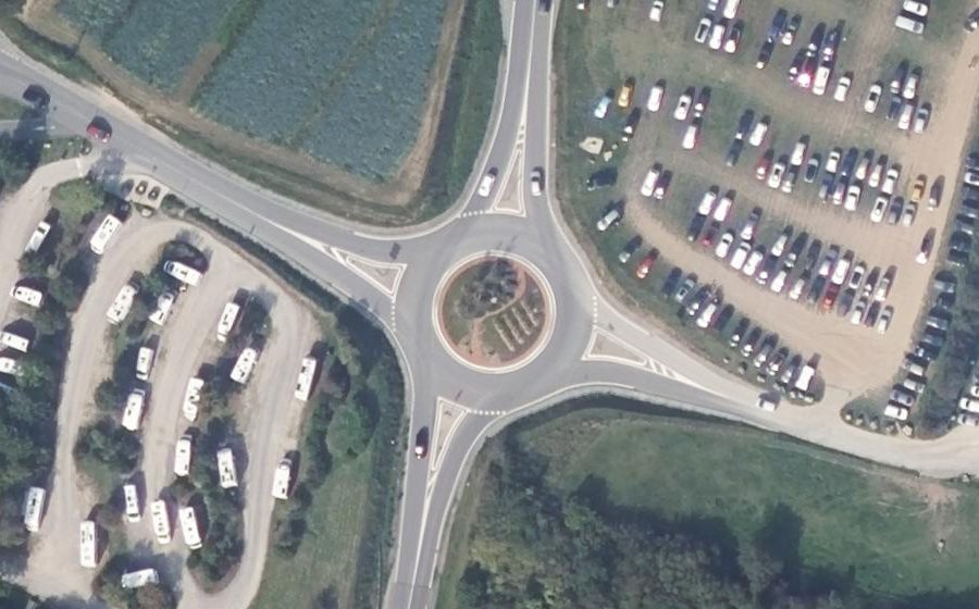 Vue aérienne du Rond-point anonyme n°609935410