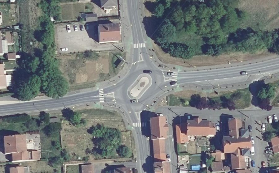 Vue aérienne du Rond-point anonyme n°609967423