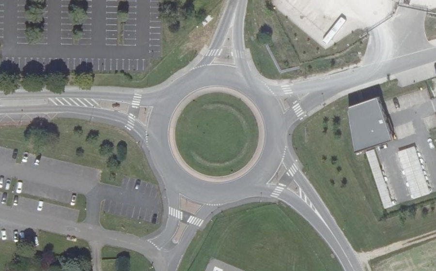 Vue aérienne du Rond-point anonyme n°610135150