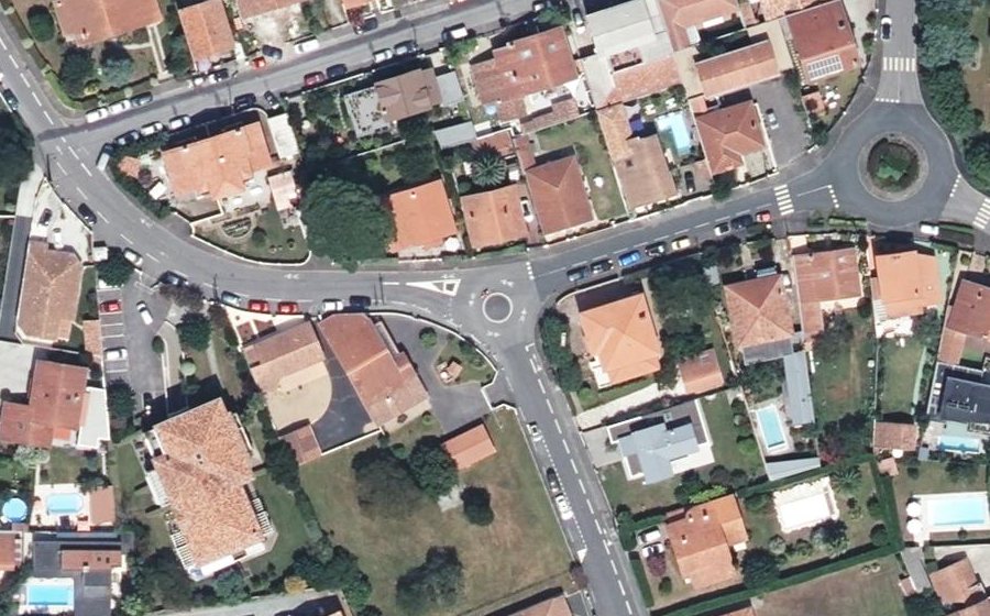 Vue aérienne du Rond-point anonyme n°610158195