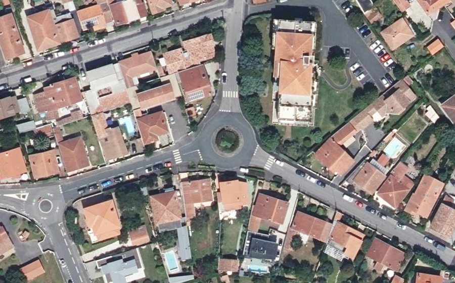 Vue aérienne du Rond-point anonyme n°610158196