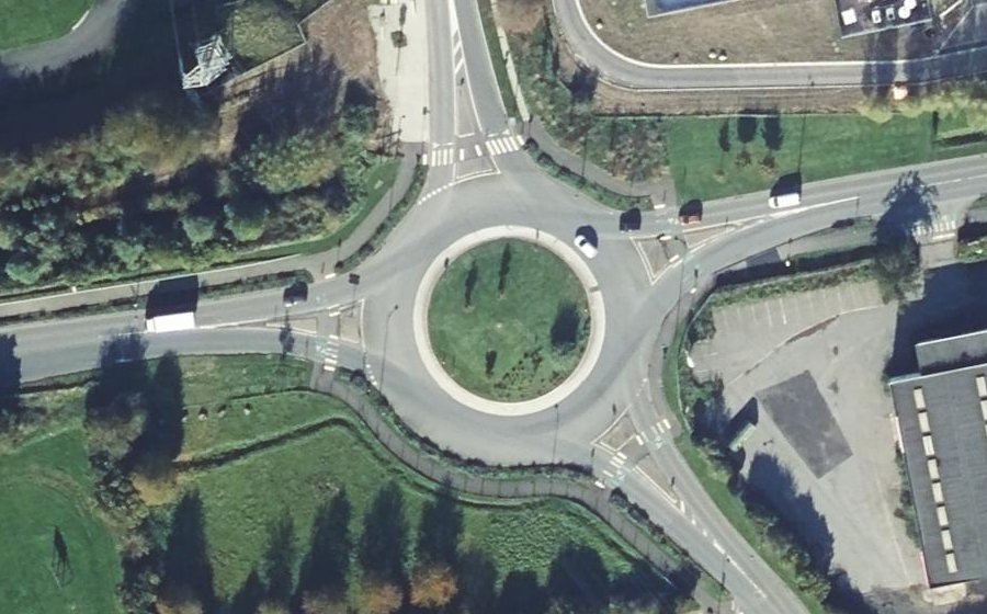 Vue aérienne du Rond-point anonyme n°610247842