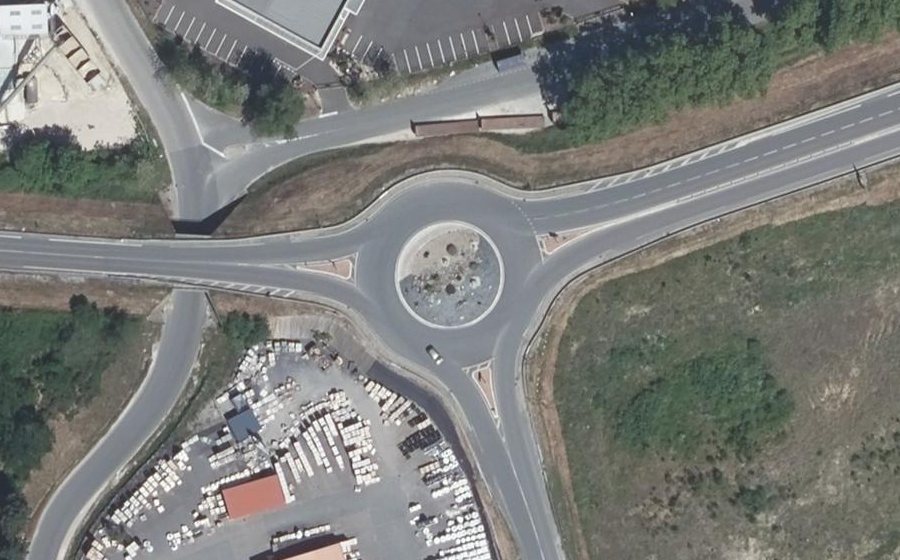 Vue aérienne du Rond-point anonyme n°610296021