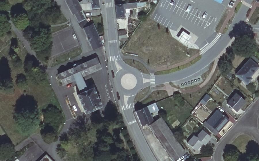 Vue aérienne du Rond-point anonyme n°610573693