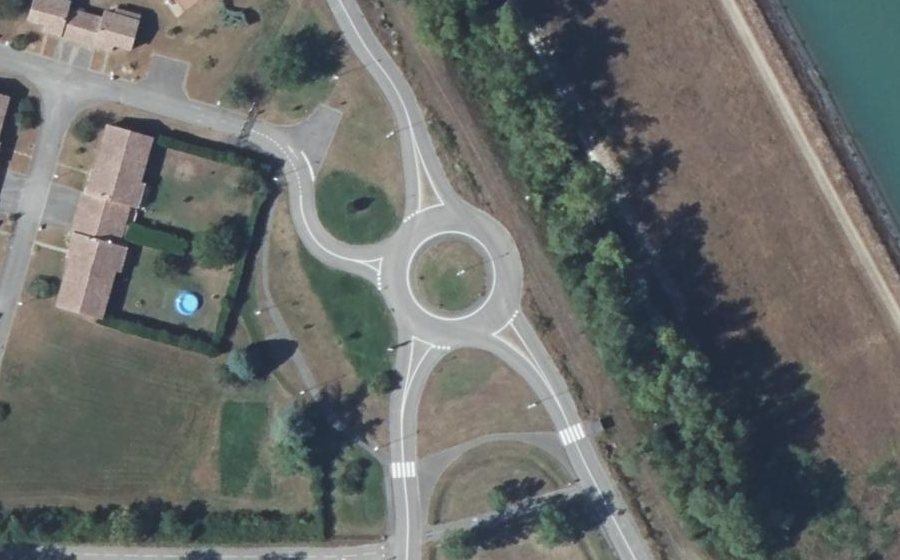 Vue aérienne du Rond-point anonyme n°610701786