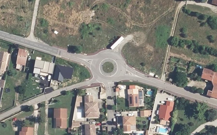 Vue aérienne du Rond-point anonyme n°610706689