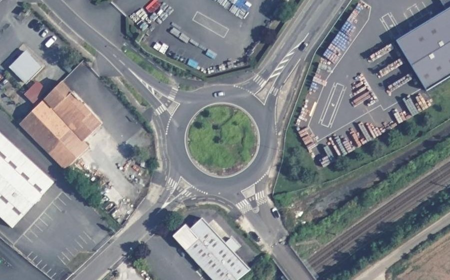 Vue aérienne du Rond-point anonyme n°611228991