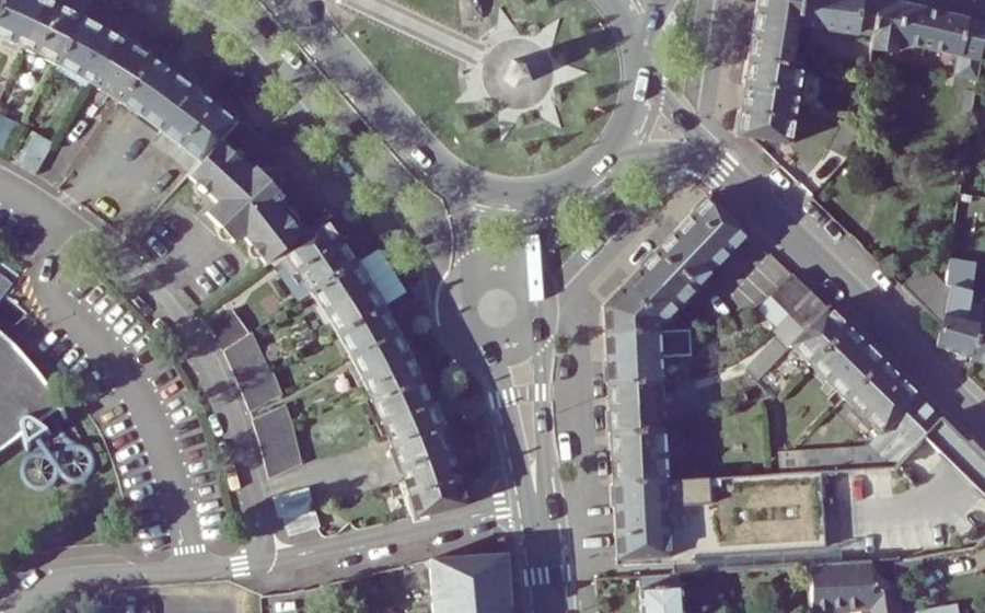 Vue aérienne du Rond-point anonyme n°611240791