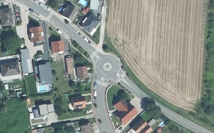 Vue aérienne du Rond-point anonyme n°611249267