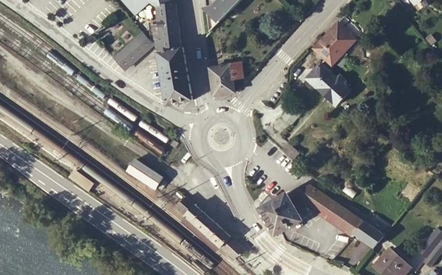 Vue aérienne du Rond-point anonyme n°611566408