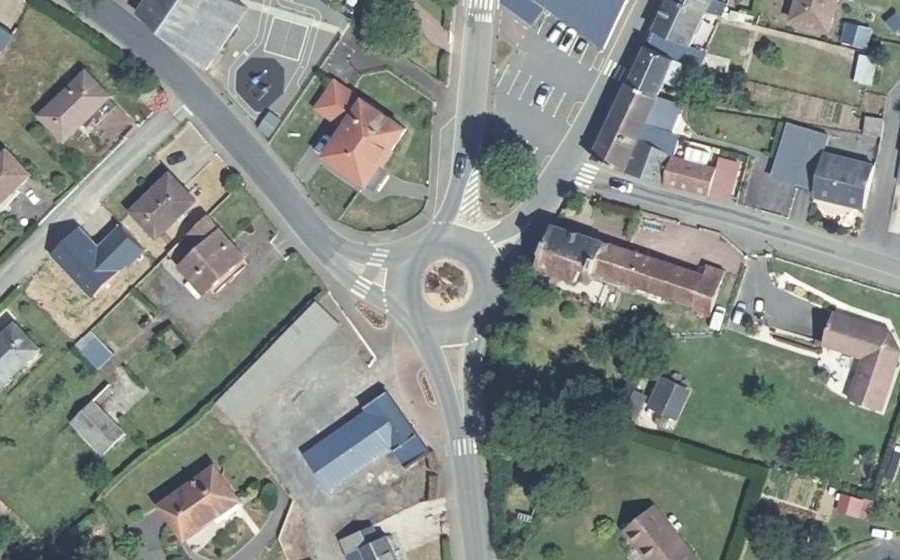 Vue aérienne du Rond-point anonyme n°61160758