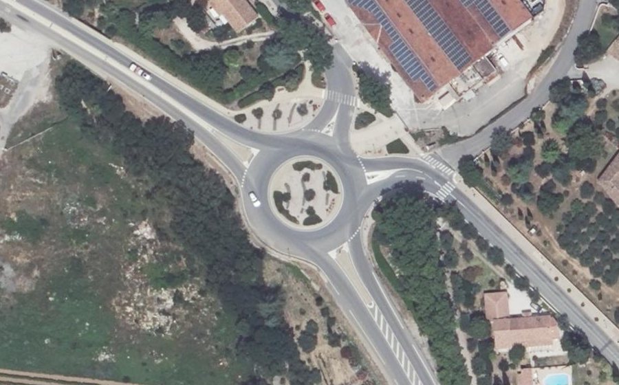 Vue aérienne du Rond-point anonyme n°611689518