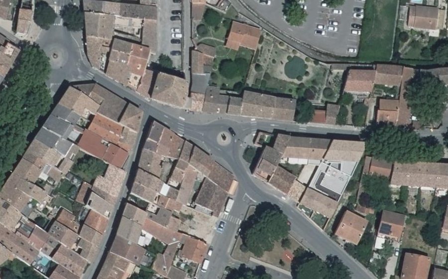 Vue aérienne du Rond-point anonyme n°611766410