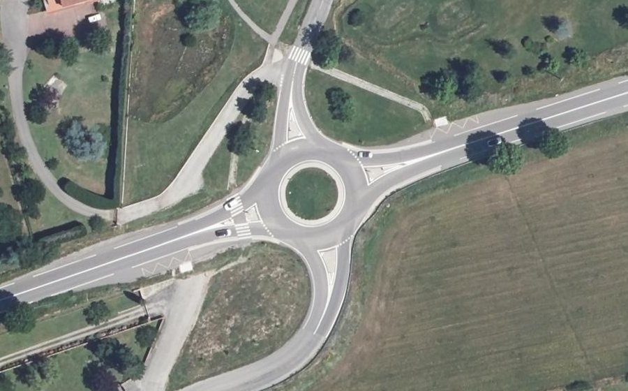 Vue aérienne du Rond-point anonyme n°611849475