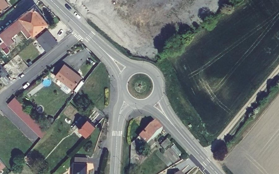 Vue aérienne du Rond-point anonyme n°611861253