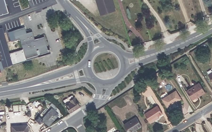 Vue aérienne du Rond-point anonyme n°61189754