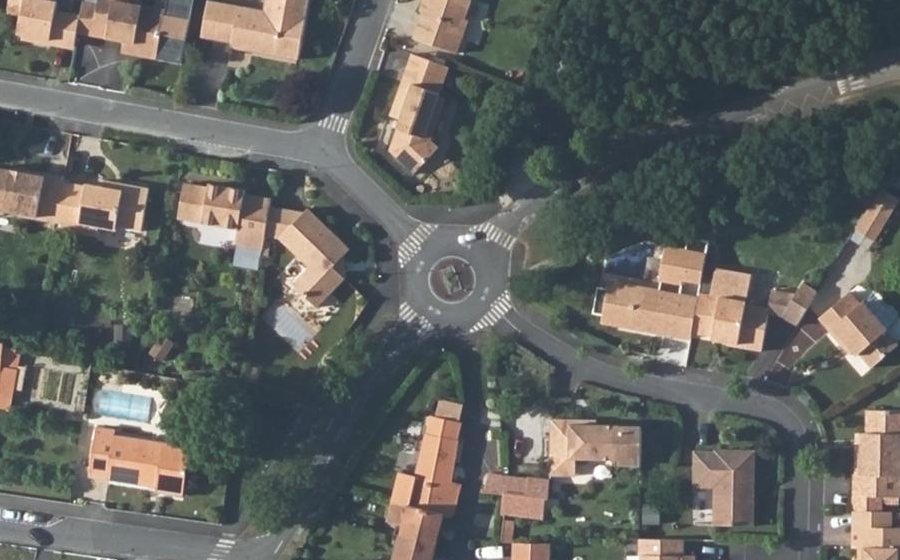 Vue aérienne du Rond-point anonyme n°61193444