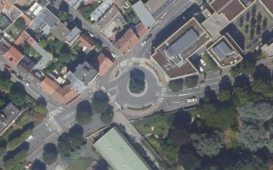 Vue aérienne du Rond-point anonyme n°611974656