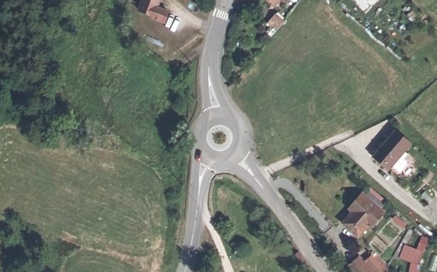 Vue aérienne du Rond-point anonyme n°611990723