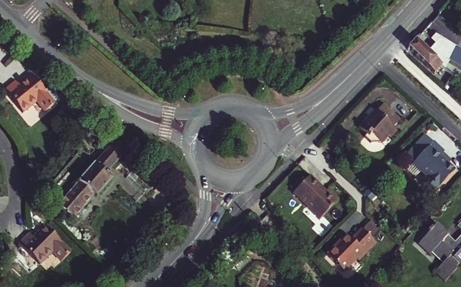 Vue aérienne du Rond-point anonyme n°61228201