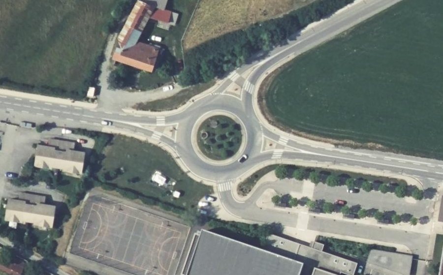 Vue aérienne du Rond-point anonyme n°61240779