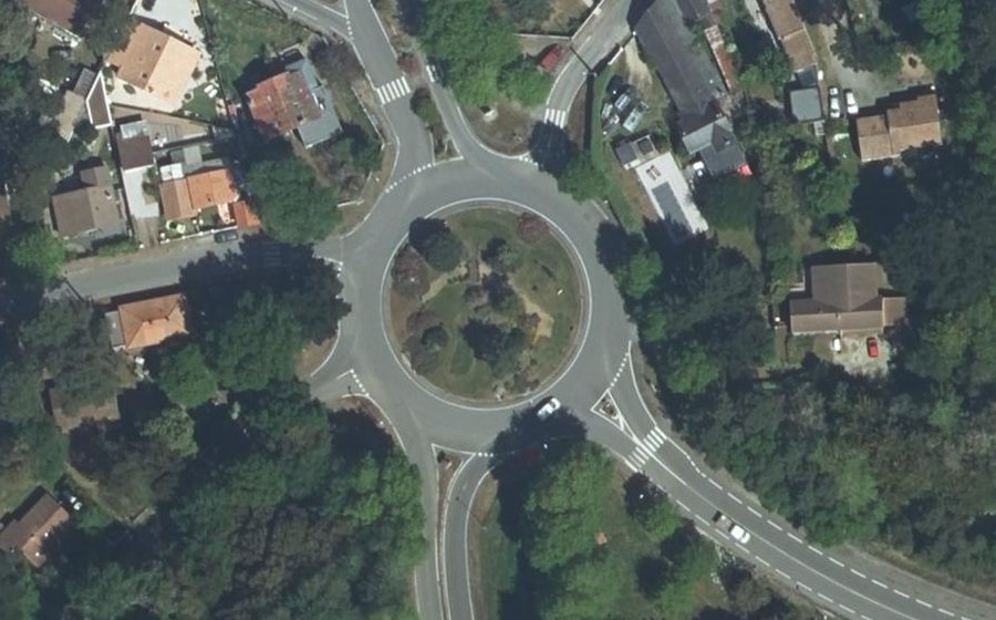 Vue aérienne du Rond-point anonyme n°61270496
