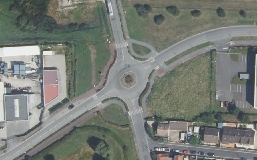 Vue aérienne du Rond-point anonyme n°613159730