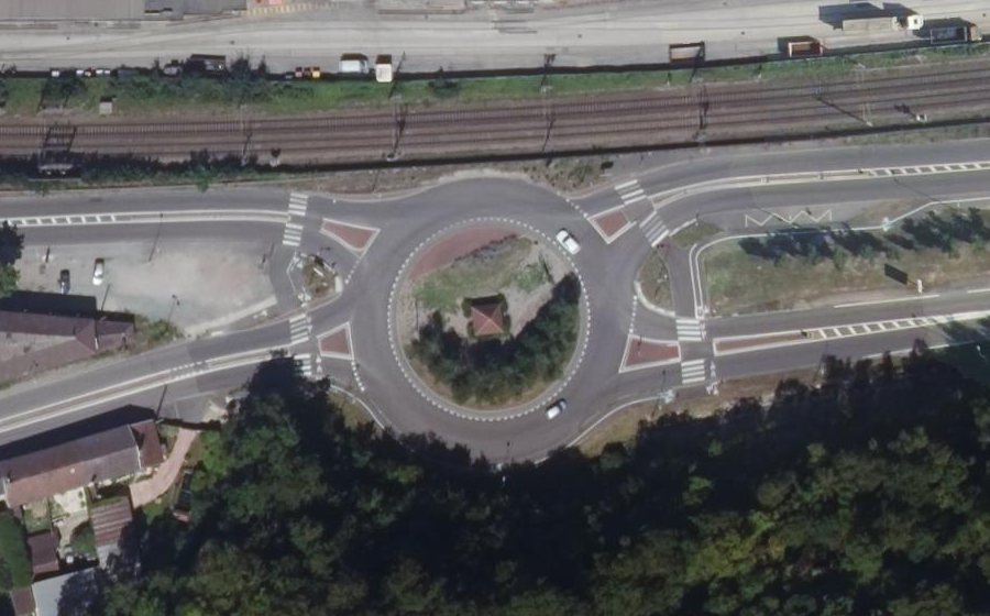 Vue aérienne du Rond-point anonyme n°61319312