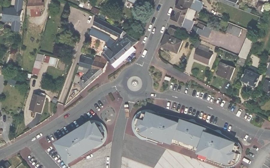 Vue aérienne du Rond-point anonyme n°61321284